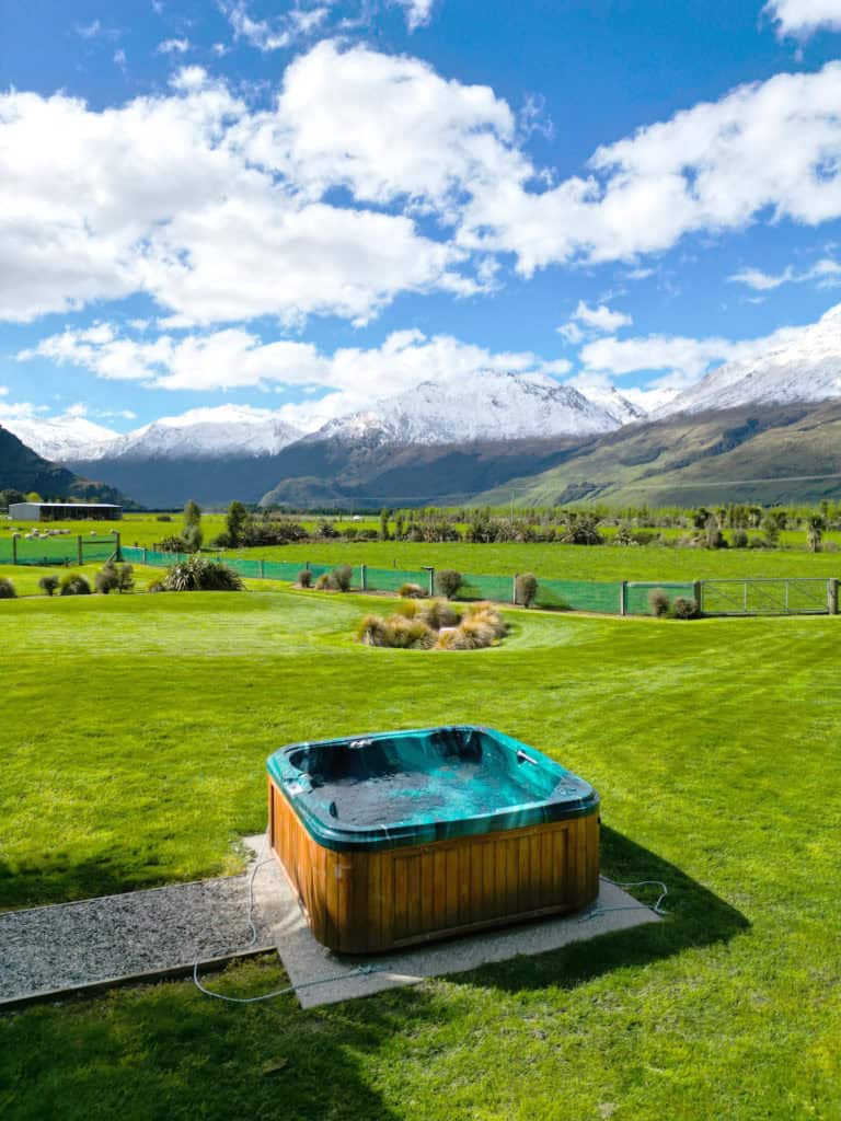 Wanaka, Spa with a mountain view